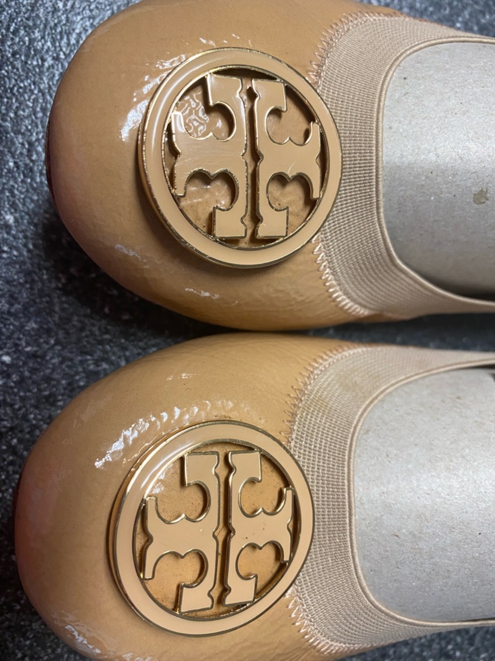 Tory Burch Caroline Tan Patent Leather Logo Ballet Flats - Picture 2 of 11